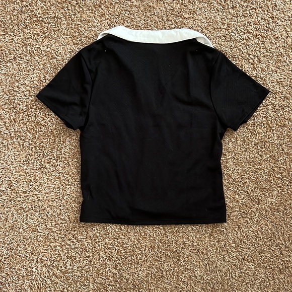 Black tee with white collar - Picture 3 of 3
